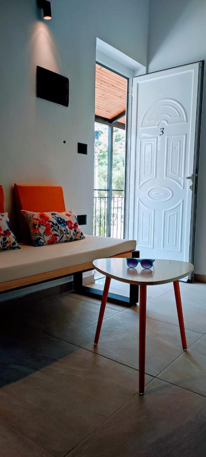 Bed and Breakfast On The Rocks Qeparo Exterior foto